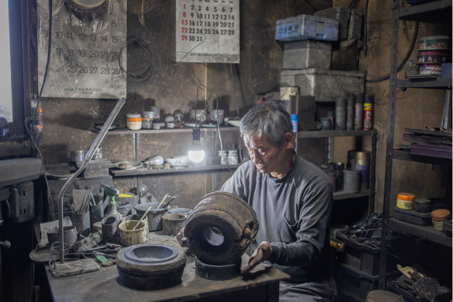 南部鉄器の伝統工芸士である松鹿堂の菊池真吾氏の焼型制作風景